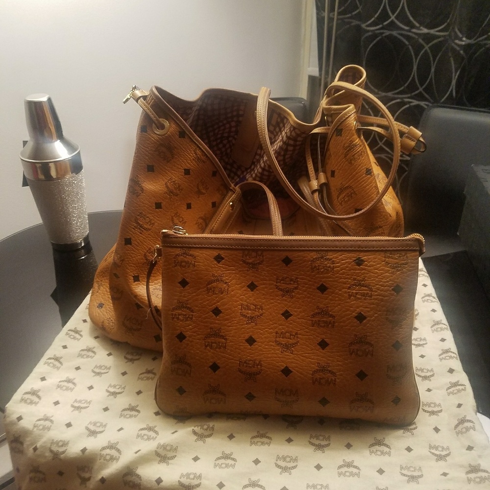 Large "Liz" Mcm with pouchette included